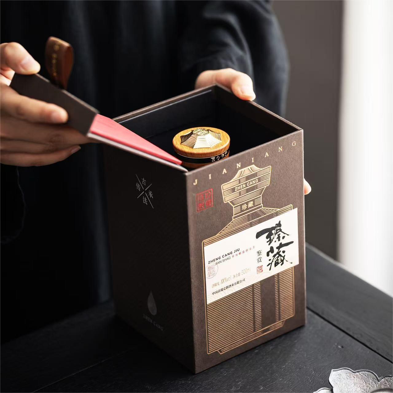 Eco-Friendly Glass Bottle – Recyclable Design for Luxury Brands